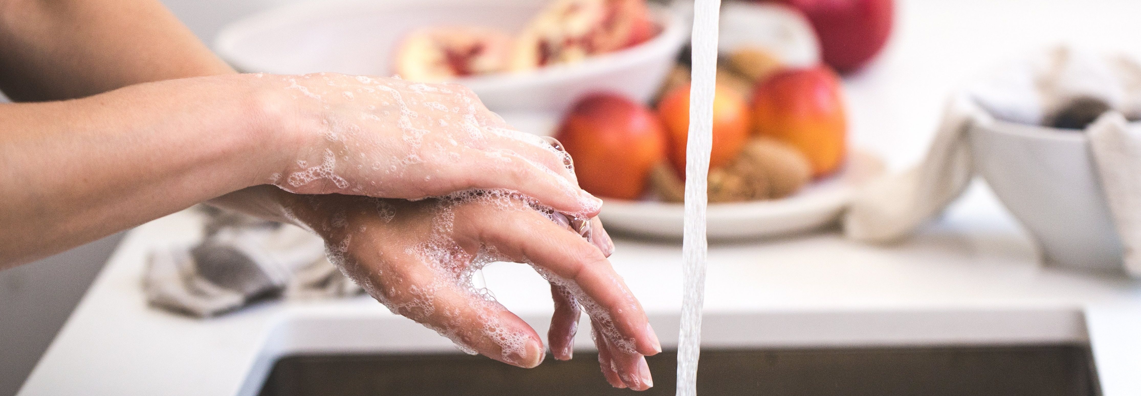 Руки после ванны. Мытье овощей. Мытье овощей фото. Распарил руки после ванны. Картинка ежедневно мыть овощи и фрукты.